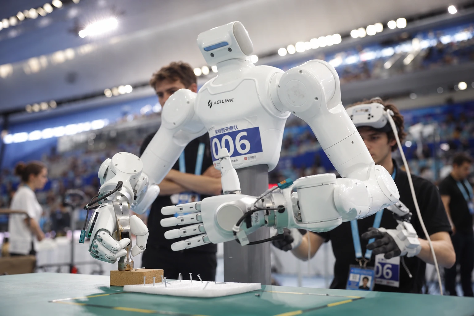 18 aranyérem a humanoid robotok világversenyén — az eredeti kép alapján átdolgozott illusztráció 18 aranyérem a humanoid robotok világversenyén — az eredeti kép alapján átdolgozott illusztráció