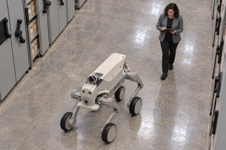 Sistem za obhode AGIBOT D1 Ultra-W – obhod poti v arhivskem skladišču